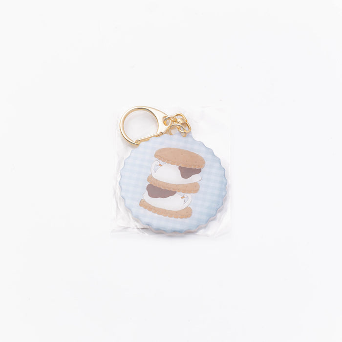 トビマツショウイチロウ ぷっくりアクキー クッキーでくつろぐスワン - 八文字屋OnlineStore